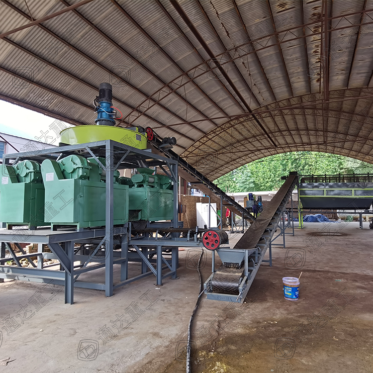 復(fù)合肥生產(chǎn)設(shè)備是一種以雞、豬、牛、羊類糞便、城市污泥等為主要原料，添加一定量氮肥、磷肥、鉀肥、硫酸鎂、硫酸亞鐵等物質(zhì)，以