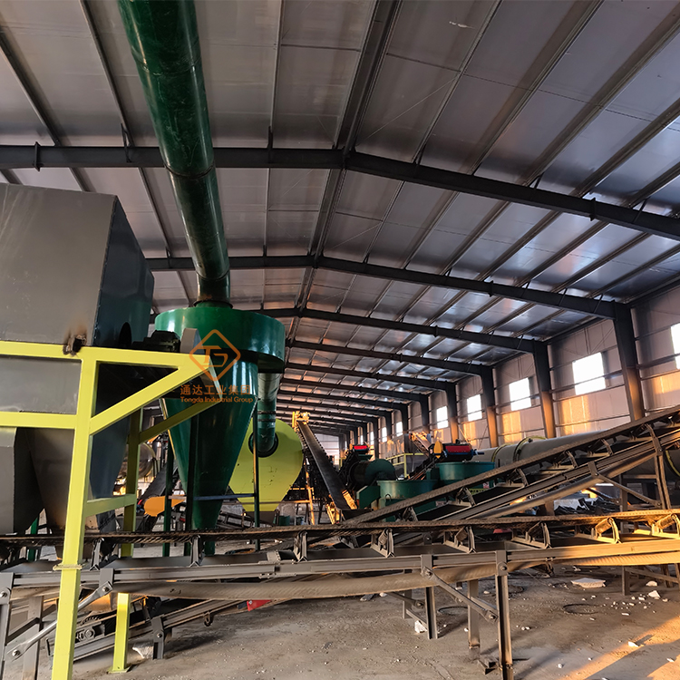 在選擇微生物菌肥造粒設備時，建議考慮以下因素：生產能力：根據實際生產需求，選擇適合的設備型號和規格，以確保設備能夠滿足生產需求，并提高生產效率。